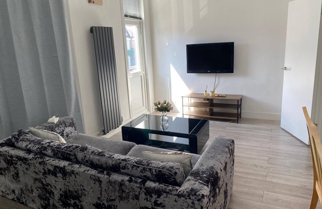 Stylish 3 Bed Seaside Apartment CentralnSouthend Location & Steps from the Beach