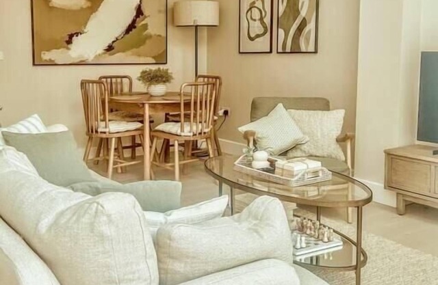 Stylish 3BD Townhouse in Central Winchester