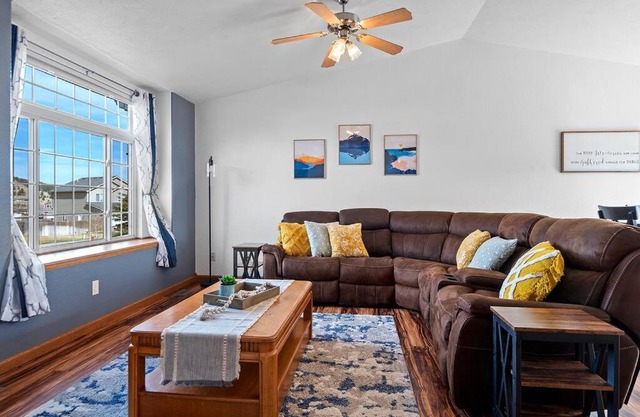Stylish 5 BR- LG Fenced Backyard and Playground