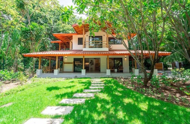 Stylish 5BR home w/pool in heart of Guiones