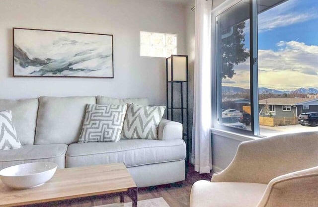 Stylish 5BR Retreat with Mountain Views