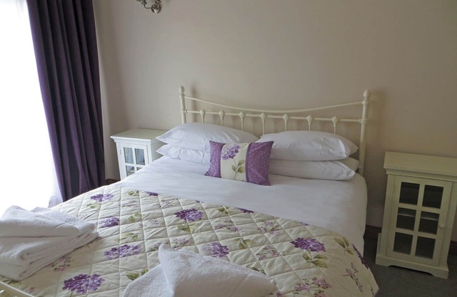 Stylish and chic lodge, perfect for romantic getaways.