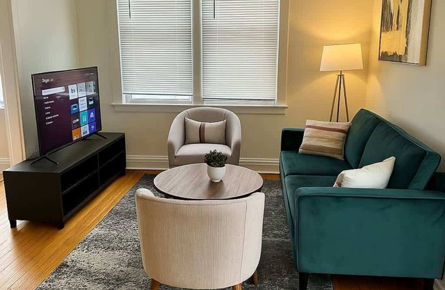 Stylish and Roomy 2BR in Chicago