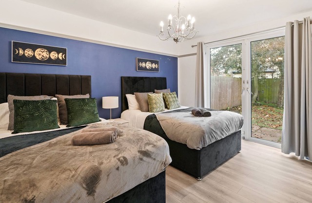 Stylish and Sleek 4 Bed House in Nottingham