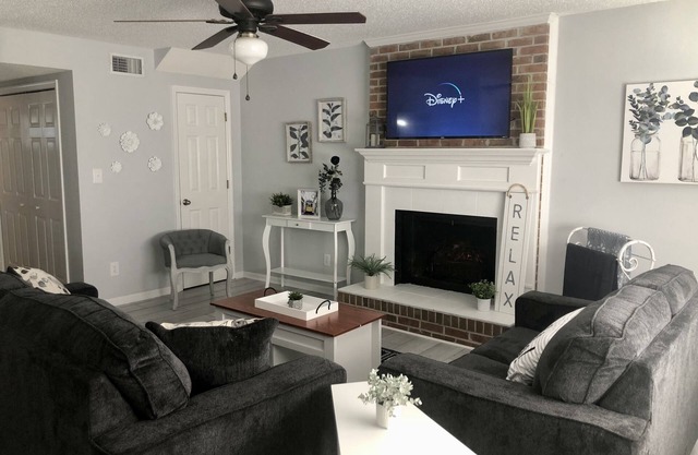 Stylish and Spacious Townhouse overlooking Andrews Lake