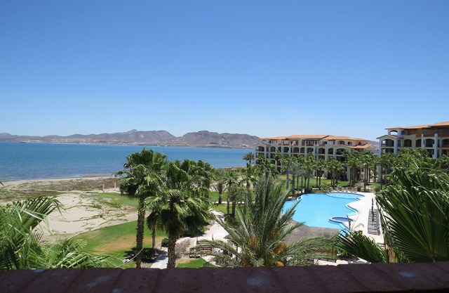 Stylish Beach Villa, Long Sunsets, Views from Every Room, Steps to Beach
