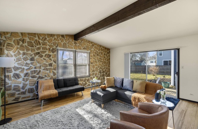 Stylish Cozy Getaway With Fireplace! + Foosball - Downers Grove