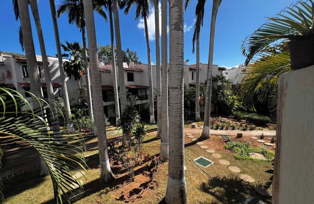 Stylish Duplex Near Beaches & Shops. 2 bedroom. Fully equipped. WiFI, A/C, more