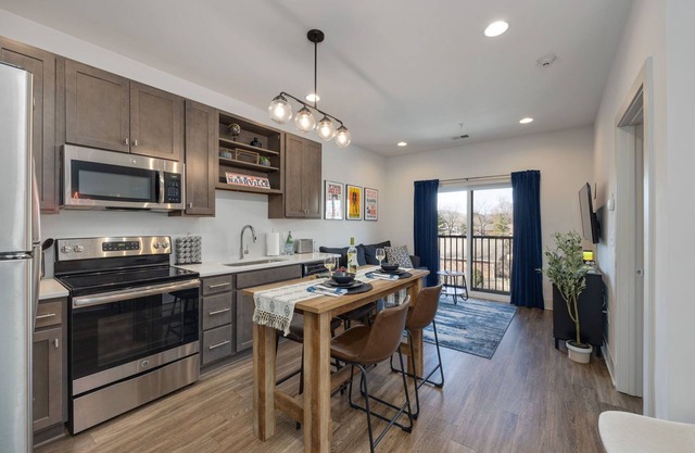 Stylish East Nashville Gem with King Bed. Near Opry, Broadway & Downtown