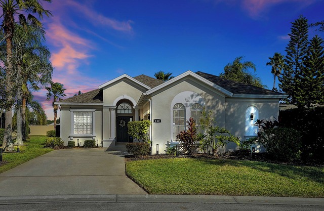 Stylish Family Villa Poolside Paradise Near Parks