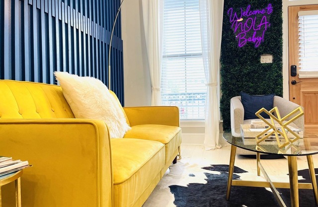 Stylish Getaway w/King Suite- 5 mins to Bourbon