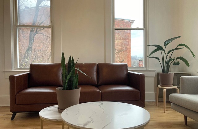 Stylish home overlooking the city, walkable to streetcar!