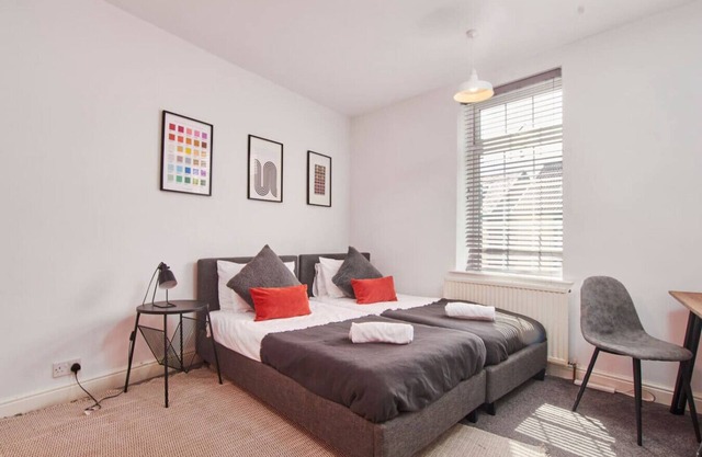 Stylish Home Sleeps 5 FreeParking Garden