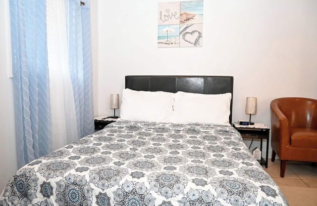 Stylish Island Stay| Private Patio + A/C + Wine