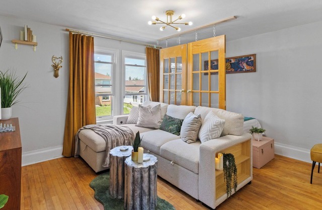 Stylish Little Gem Upper Unit, with King Bed close to State Fair and AmFam Field