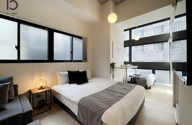 Stylish Loft Studio Steps from Peace Park