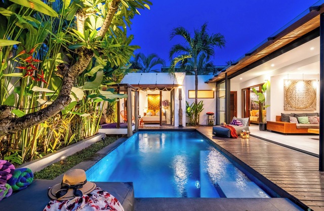 Stylish Lux Design, 5-mins drive to Beach, BBQ, Peaceful, Cozy & Fast WIFI.
