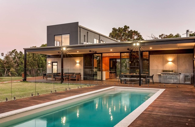 STYLISH & LUXE CONTEMPORARY ESCAPE SURROUNDED BY GORGEOUS NATURAL BUSHLAND