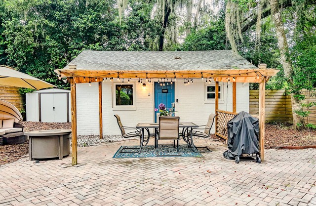 Stylish Mid-Century Modern Private Studio Blocks from UF and Stadium!