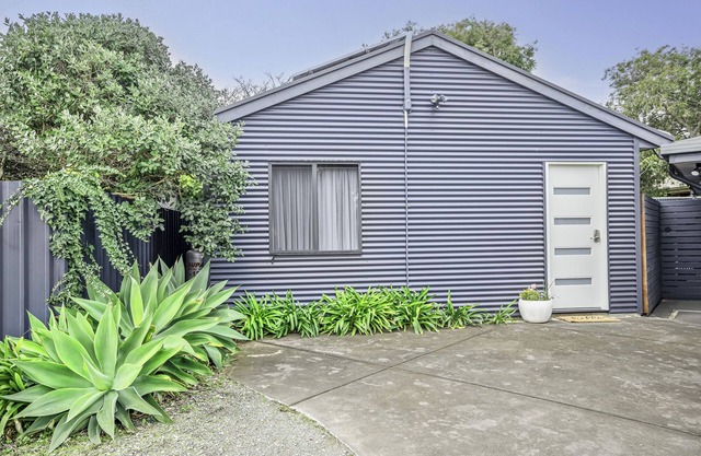 Stylish new studio apartment easy walk to beach - Perfect for romantic getaway