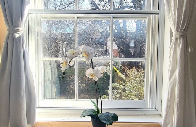 Stylish & spacious townhouse in Winchester's best location! Free parking x 2