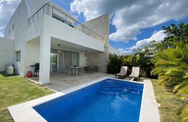 Stylish Spacious Villa Pool Hot tub Near The Beach
