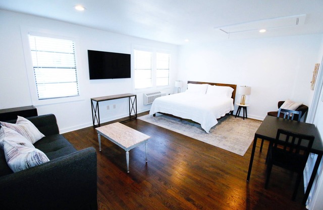 Stylish Studio Apartment B! Walk to Lakes & LSU campus! Full Kitchen