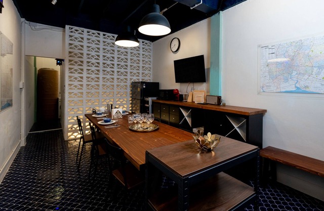 Stylish townhome w/working station- 5mins to food, fun,metro