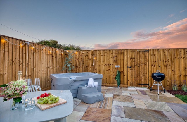 Stylishly dog friendly with hot tub - The Mews at Sturt Farm Courtyard