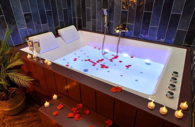 Suite Jacuzzi, Chic et Romantique à 50 Mètres du Métro