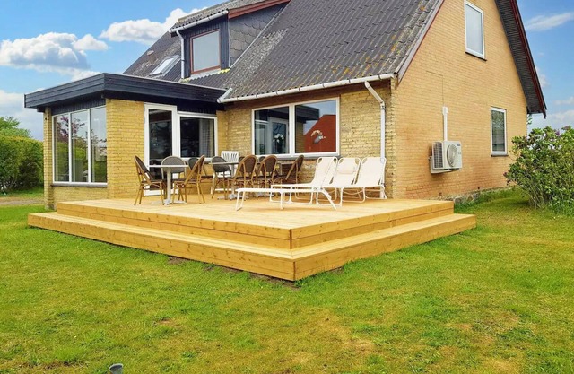Summer cottage tucked away in coastal area