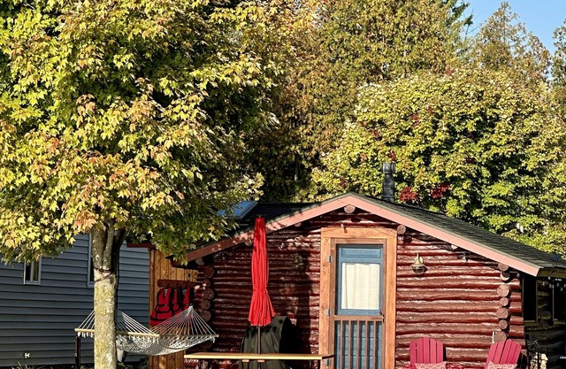 Summer Getaway - Cozy Log Cabin right on Crooked Lake Waterfront