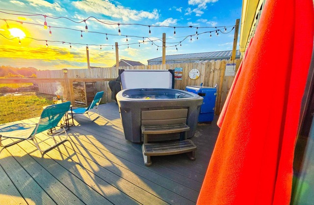 Summer Retreat w/Hot Tub&Firepit/10 Min. to Beach