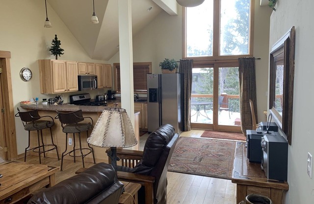 Summer Spec ONLY 295 night 2 BR 2 BA, Hot Tub, Deck, 1/2 Mi Town, parking!