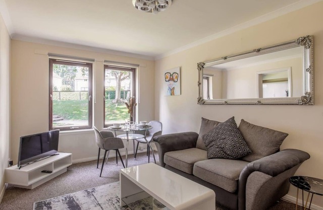 Summit Central - Quiet 2BR Flat, WiFi, Parking