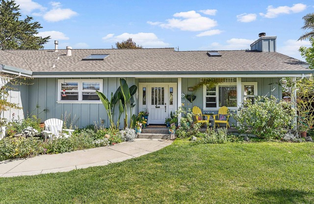 SUN,SURF & RELAXATION@n26thAVE BEACH HOUSE/HOT TUB/PRIVATE YARDS GREAT LOCATIONn