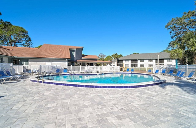Suncoast Retreat - Updated Ground-Floor Condo Near IMG, Pools, Hot Tubs, Tennis, BBQ, and Beaches!