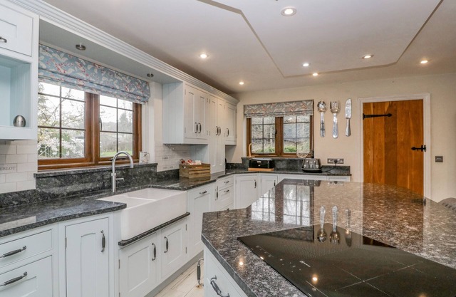 SUNDOWNER COTTAGE, family friendly, with a garden in Axminster