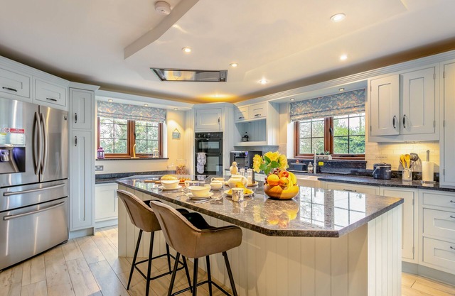 Sundowner Cottage - Four Bedroom House, Sleeps 8
