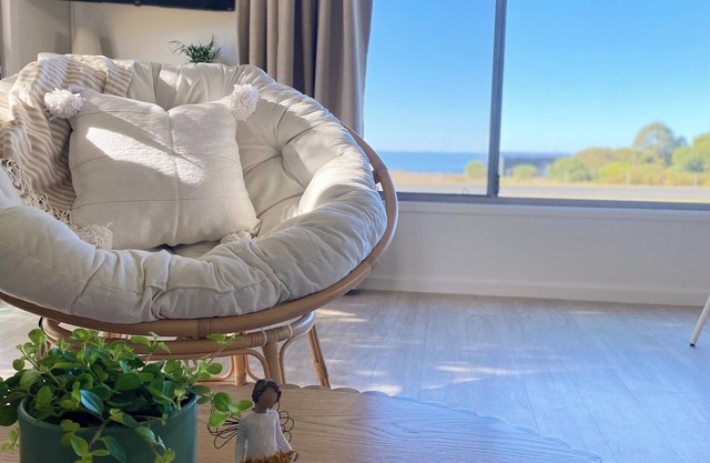 Sunflower Cottage - Stunning Lake Views! Bottle of wine included