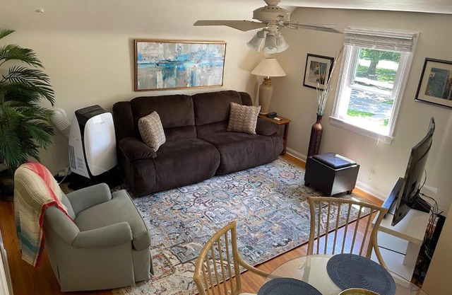 Sunlight Splendor Apartment at Twin Oaks Inn by the Trails