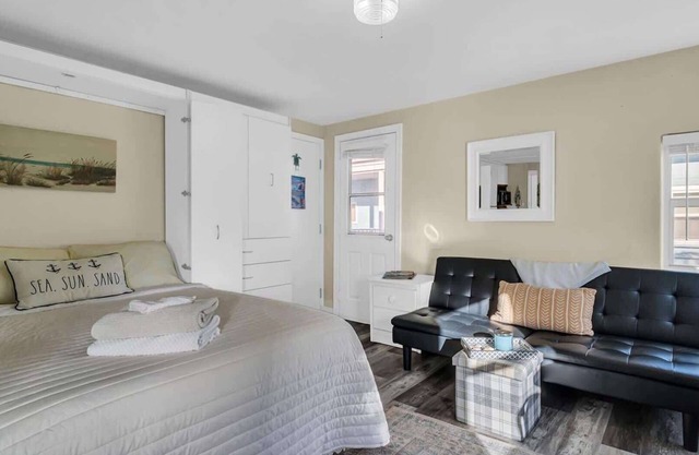 Sunlit Condo, Heated Pool, across from Beach!