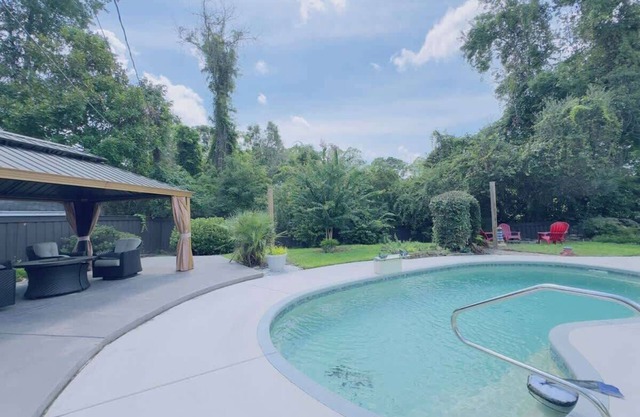 Sunlit Hideaway 3BR/2BA house + pool!