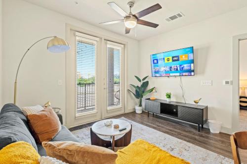 Sunlit Suite w Resort Pool - Gym by Midtown Blvd
