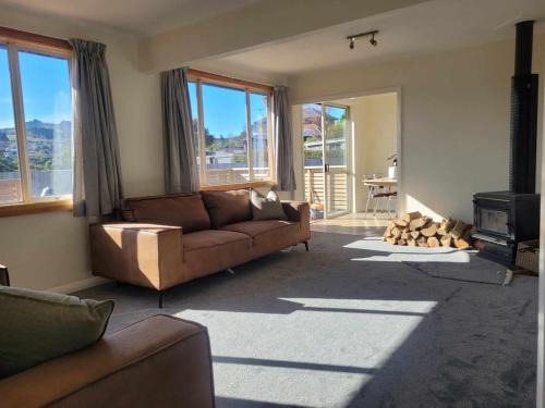 Sunny 3 bedroom house, huge deck and new bathroom