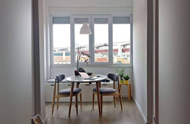 Sunny & Bright Flat w/River View