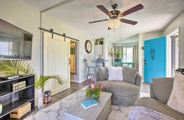 Sunny Central Condo: Lanai & Community Pool Access