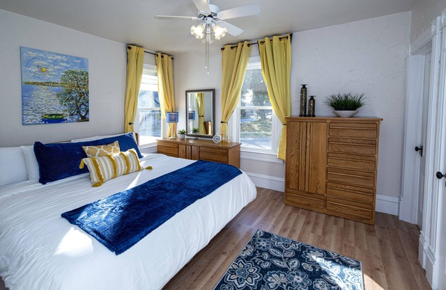SUNNY! Convenient to Holy Hill, NFL Draft, Harley Reunion, Hiking+Skiing + Golf