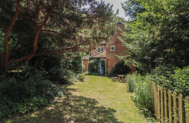 SUNNY COTTAGE, pet friendly, character holiday cottage in Grantham