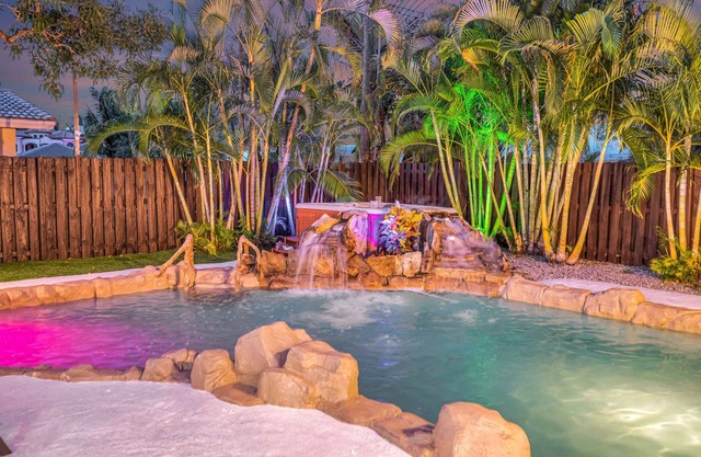Sunny Florida Escape: Private Heated Pool, Hot Tub, Putting Green, Beach Nearby!